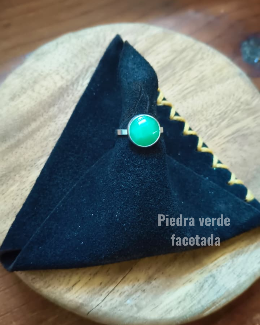 Anillo Gaia-piedra verde facetada